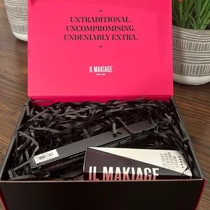 IL Makiage Foundation with (Oreo)eye pencil.